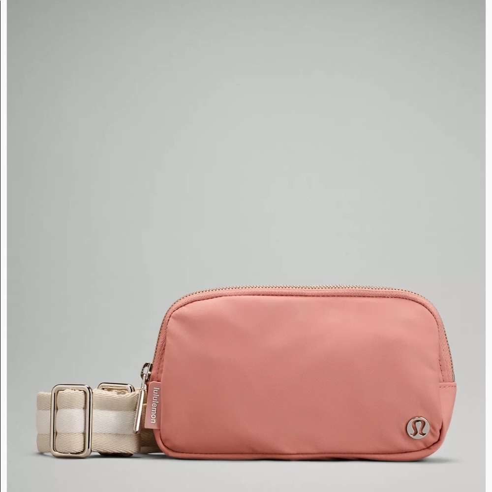 ❤️‍🔥 SOLD ❤️‍🔥 NWT Lululemon Everywhere Crossbody Bag in Pastel Pink/ White